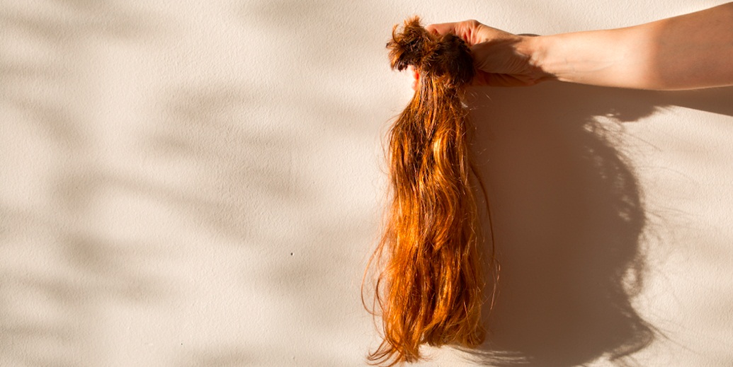 أسباب تساقط الشعر من الجذور عند البنات والعلاج